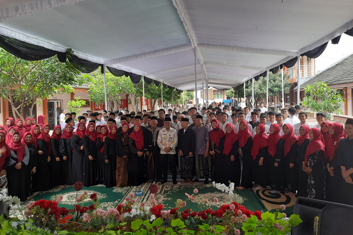 Kacabdindik Jombang, Dr Eko Redjo Sunariyanto, bersama Kepala SMAN Mojoagung, Waras MMPd serta siswa dan guru SMAN Mojoagung.