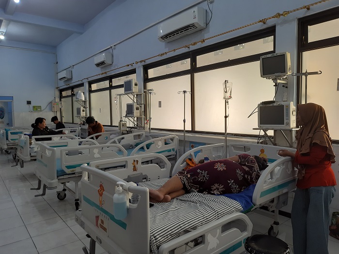 DIRAWAT: Sejumlah pasien anak menjalani perawatan di ruang Srikandi RSUD Jombang, Senin (19/1).