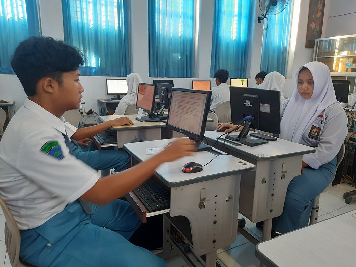 &nbsp;  TEKUN: Siswa SMAN 3 Jombang saat mengikuti pembelajaran di lab komputer.  &nbsp;  &nbsp;