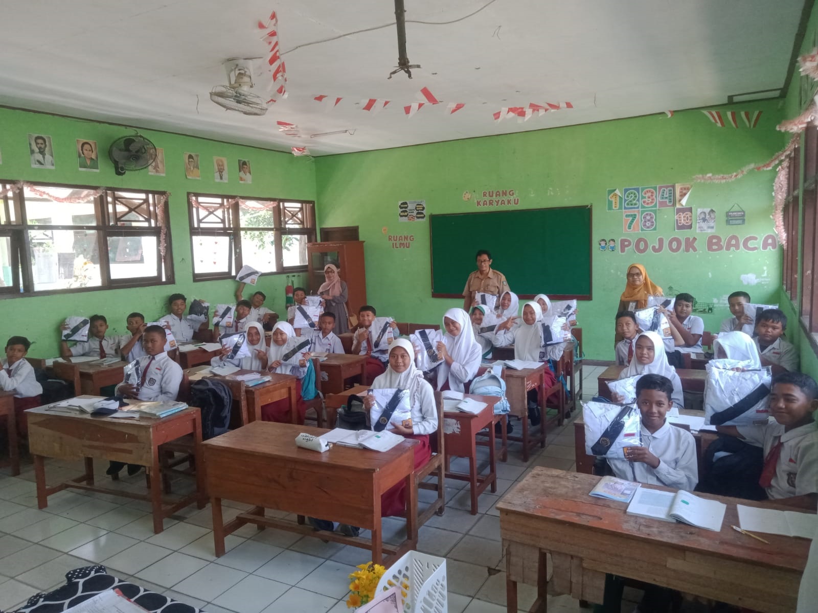 &nbsp;  DIBAGIKAN: Siswa di Jombang menerima seragam gratis dari Pemkab Jombang 2025 lalu.  &nbsp;  &nbsp;