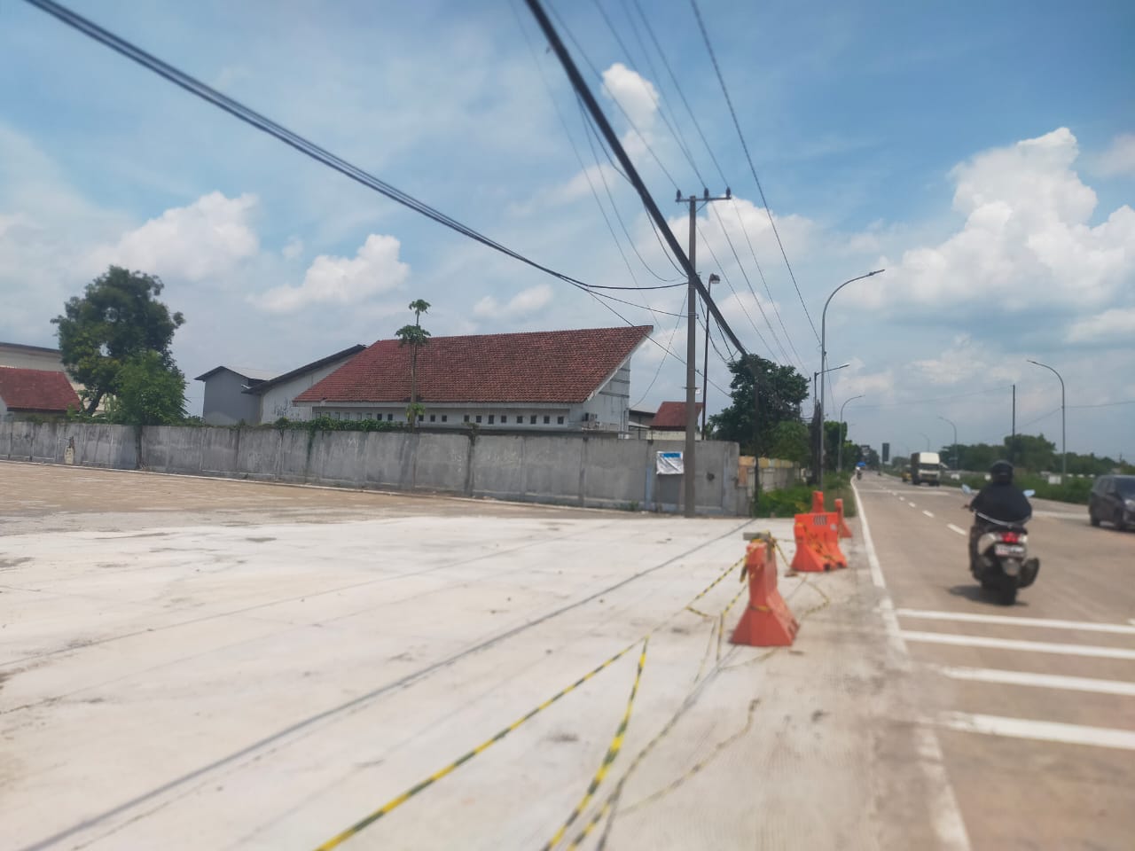 &nbsp;  TERTUTUP: Terminal barang di Kecamatan Perak masih belum difungsikan.  &nbsp;