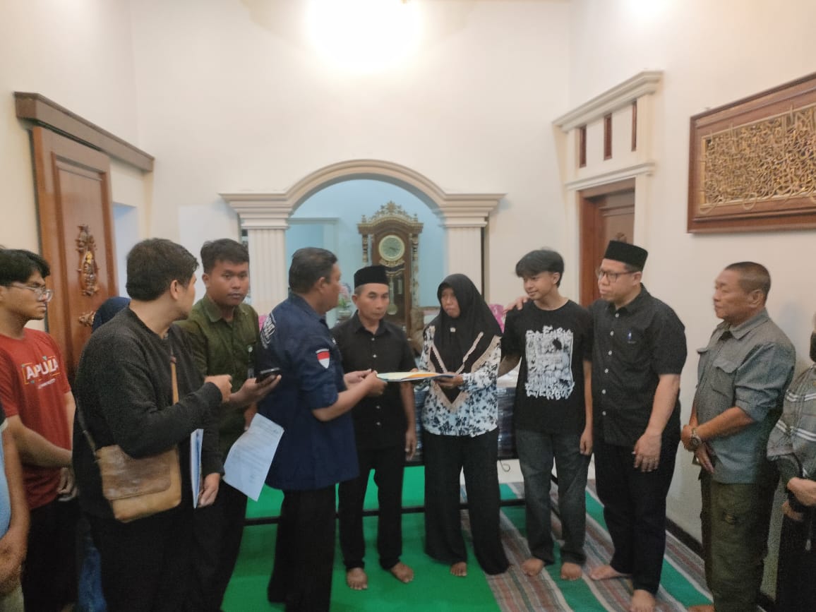 FASILITASI: Kepala Disnaker Jombang Isawan Nanang Risdiyanto saat memfasilitasi pemulangan PMI .  &nbsp;
