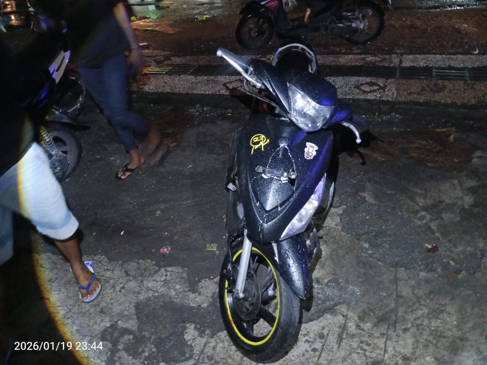 Kecelakaan lalu lintas melibatkan sepeda motor dan mobil pikap terjadi di Jalur Provinsi Jombang-Ploso Dusun Bedah, Desa Bedahlawak, Kecamatan Tembelang, Kabupaten Jombang, Senin (19/1) malam.