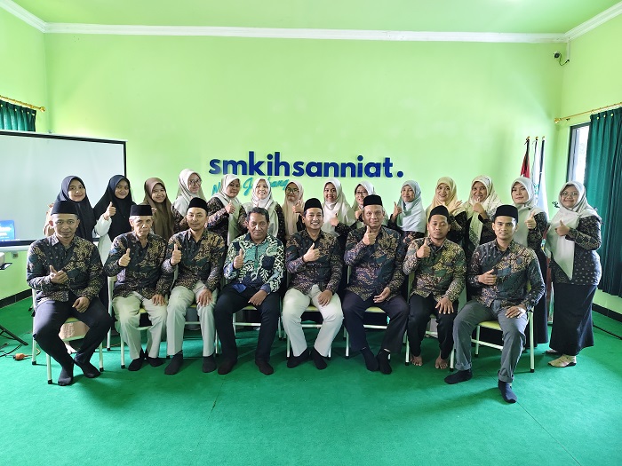 PENGEMBANGAN MODUL: Kepala SMK Ihsanniat Ngoro, Ikhwanul Kirom SPd MPdI, bersama guru dan tenaga kependidikan setelah pelatihan pengembangan modul teaching factory