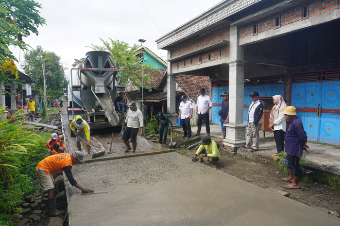 TUNJANG MOBILITAS WARGA: Pj Kepala Desa Kampungbaru Daniel Danang Darmawan didampingi jajaran perangkat desa saat meninjau pelaksanaa