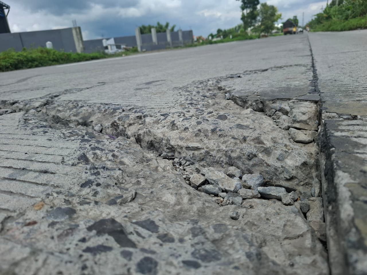 Proyek Inpres Jalan Daerah (IJD) di ruas Kabuh&ndash;Tapen, Jombang, senilai Rp 67 miliar, kondisinya sudah rusak meski baru sekitar dua tahun selesai dibangun.