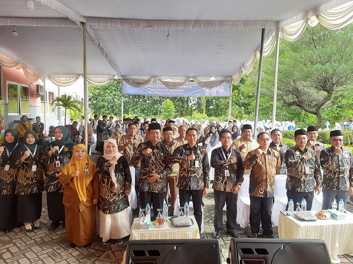KOMPAK: Kepala Cabang Dinas Pendidikan Wilayah Kabupaten Jombang, Eko Redjo Sunariyanto, Kepala Kemenag Muhajir  bersama undangan dan siswa.