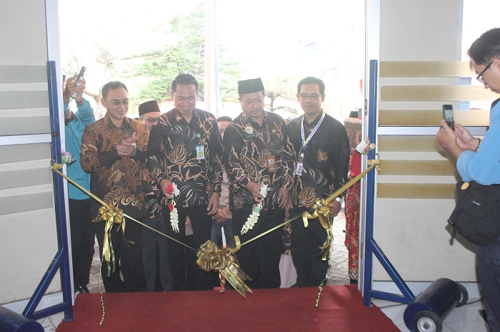 INOVASI: Pemotongan pita sebagai tanda acara dibuka secara resmi