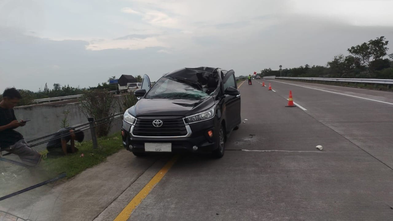 Kecelakaan lalu lintas melibatkan truk dan mobil terjadi di ruas Tol Jombang&ndash;Mojokerto KM 689+600 jalur B, masuk Desa Kedungotok, Kecamatan Tembelang, Selasa (20/1) sore.