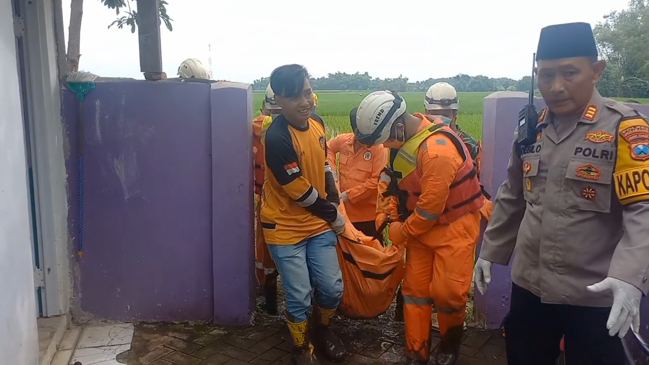 Polisi akhirnya berhasil mengidentifikasi jasad pria yang ditemukan mengapungnm di Kali Pancir Desa Grobogan, Kecamatan Mojowarno, Jombang Rabu (21/1) pagi.