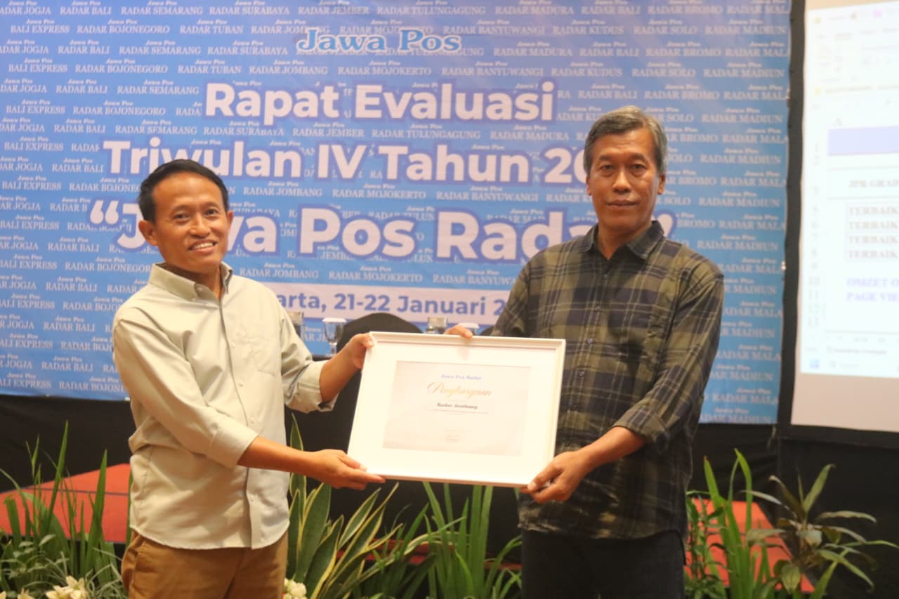 MEMBANGGAKAN: Direktur Jawa Pos Radar Jombang M. Nur Kholis menerima piagam penghargaan sebagai media dengan kinerja terbaik tahun 2025 yang diserahkan Direktur Utama Jawa Pos Radar Leak Kusti&yuml;o