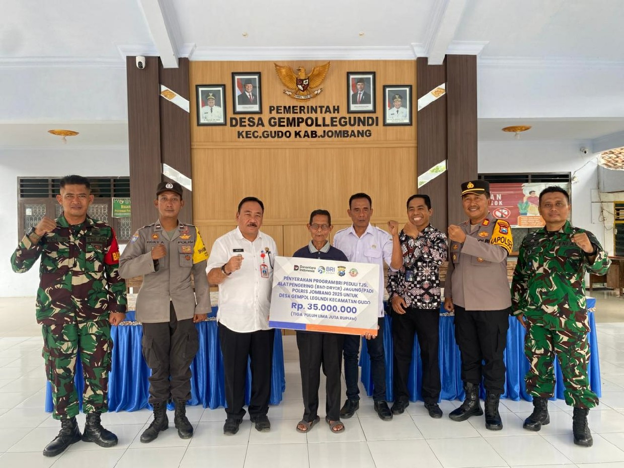 DUKUNG KETAHANAN PANGAN: Ketua Gapoktan Gempollegundi Sari menerima bantuan alat pengering jagung dan padi dengan didampingi jajaran Forkopimcam Gudo, perangkat desa dan perwakilan BRI Cabang Jombang.
