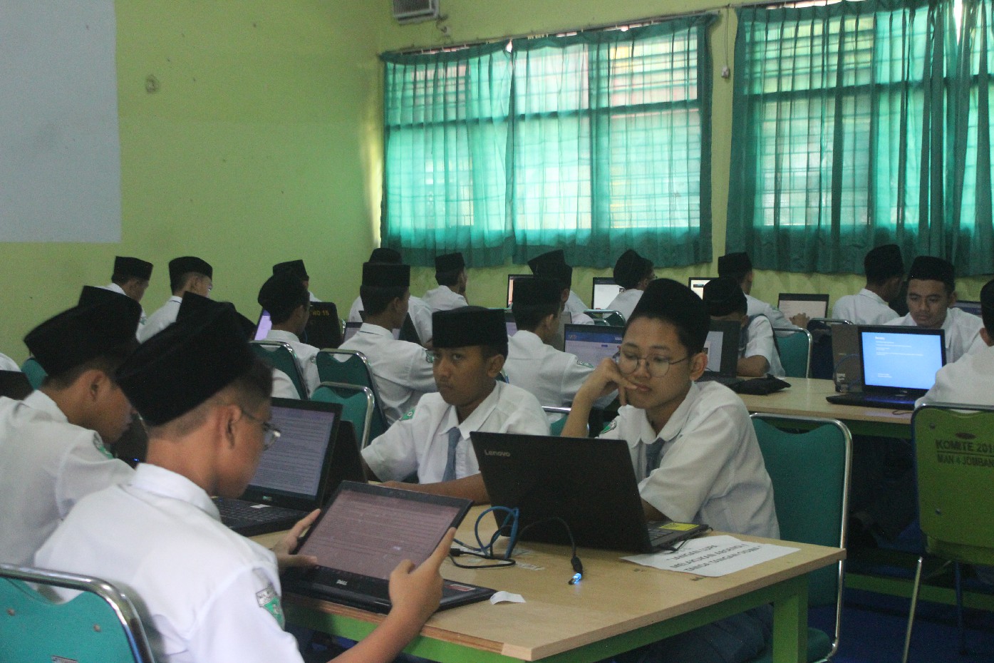 FOKUS: Siswa MAN 4 Jombang saat mengikuti kegiatan di lab komputer (21/1).  &nbsp;