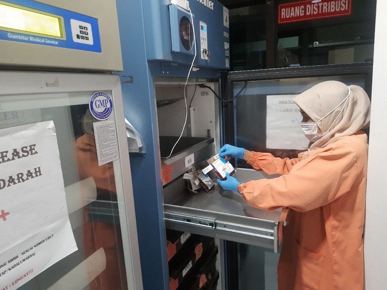 MENIPIS: Petugas PMI Jombang menunjukkan lemari pendingin darah O yang stoknya tinggal sedikit, kemarin.