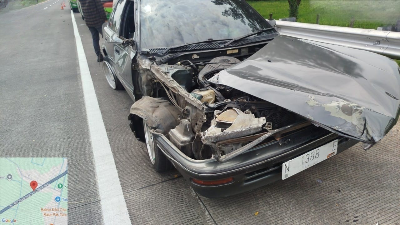 Kecelakaan lalu lintas melibatkan dua kendaraan terjadi di ruas Tol Jombang&ndash;Mojokerto KM 676+800 jalur A, Rabu (21/1) siang.