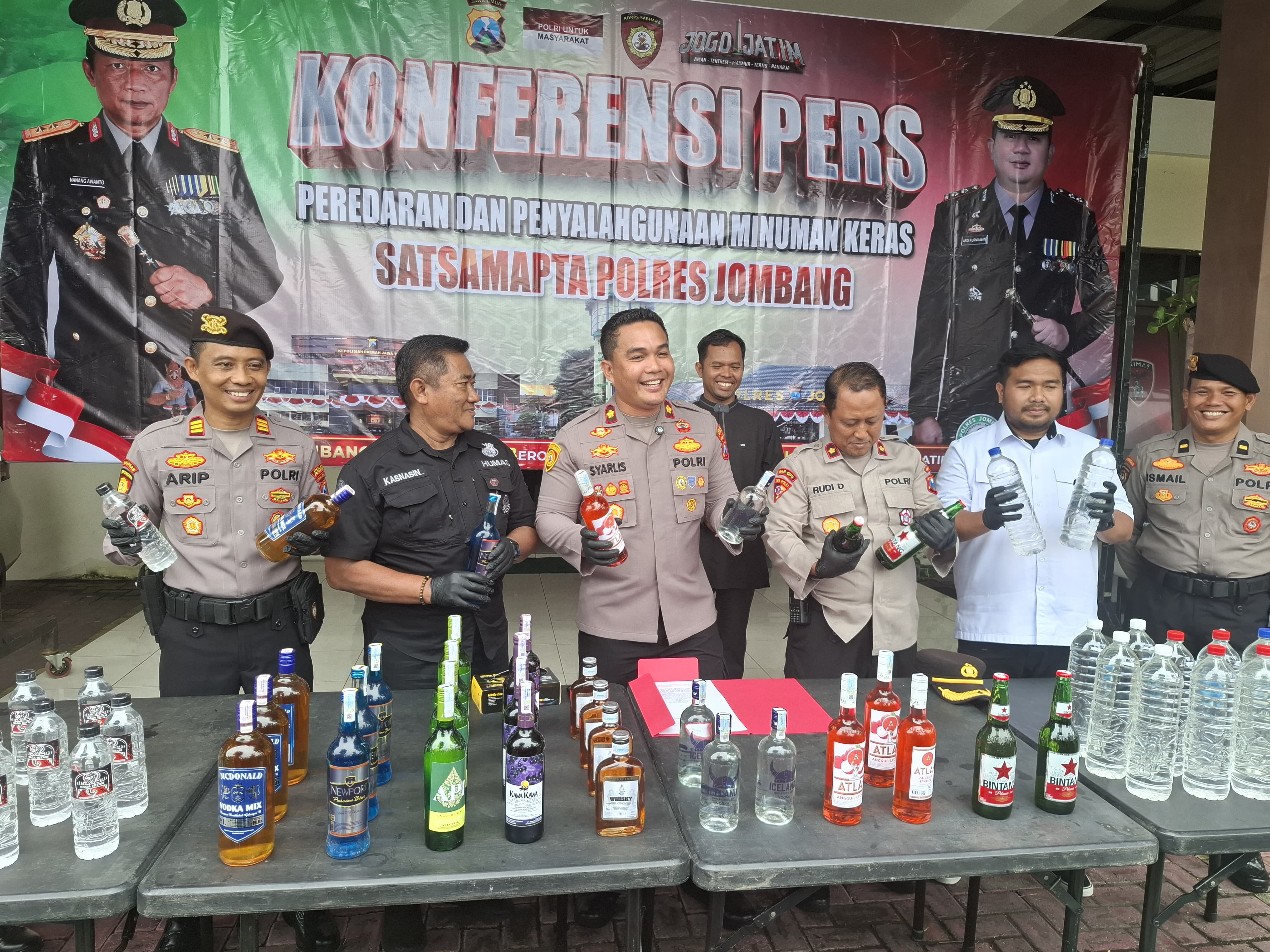 Satuan Samapta Polres Jombang kembali mengungkap peredaran minuman keras ilegal di wilayah Kecamatan Jogoroto.