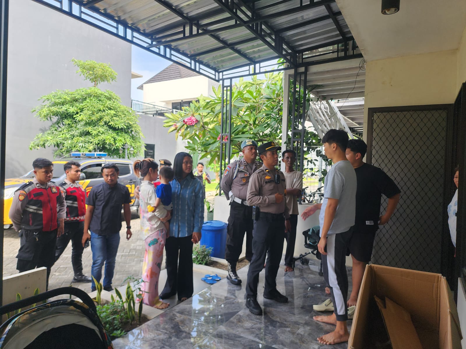 Polisi saat mendatangi rumah WNA yang jadi korban penganiayaan pasangannya