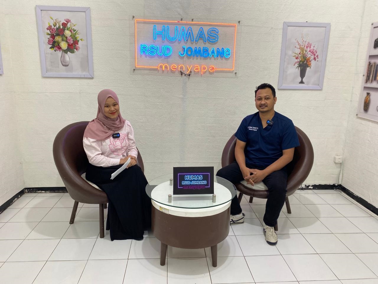 &nbsp;  INOVATIF: Dokter spesialis bedah RSUD Jombang, dr Ida Bagus Trisnanda SpB Mked Klin, di program Humas RSUD Jombang Menyapa, Rabu (21/1) pagi.  &nbsp;