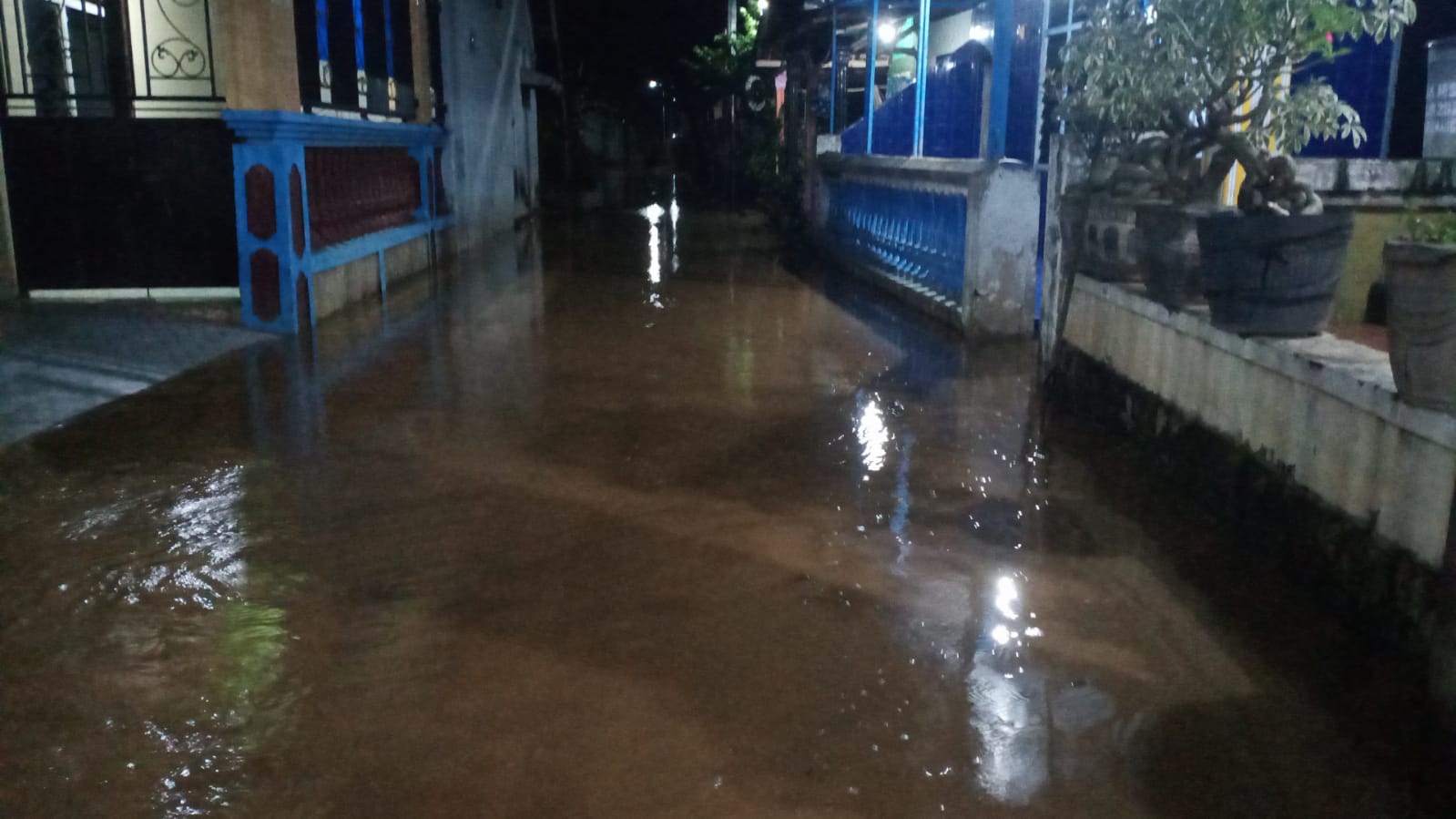&nbsp;  SEMPAT MENGGENANG: Desa Kademangan, Kecamatan Mojoagung, kembali diterjang banjir luapan, Kamis dini hari (22/1).