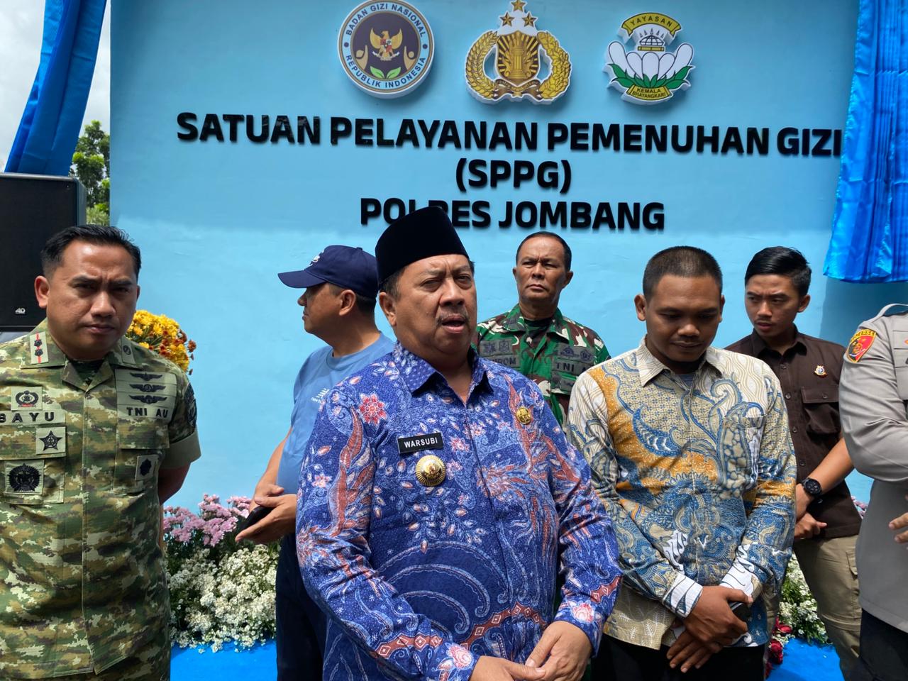 &nbsp;  BERI PENJELASAN: Bupati Jombang Warsubi usai menghadiri peresmian SPPG di Jombatan, Kecamatan Jombang, Jumat (23/1).  &nbsp;