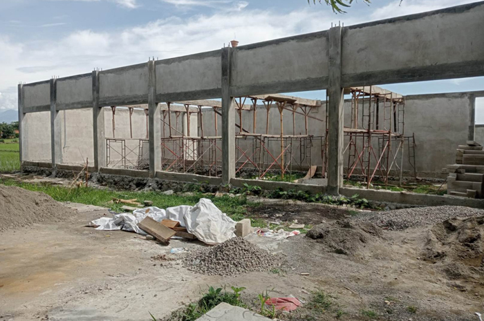 DIKEBUT: Gerai KDMP di Desa Plandi Kecamatan Jombang terus dikebut pembangunannya.  &nbsp;