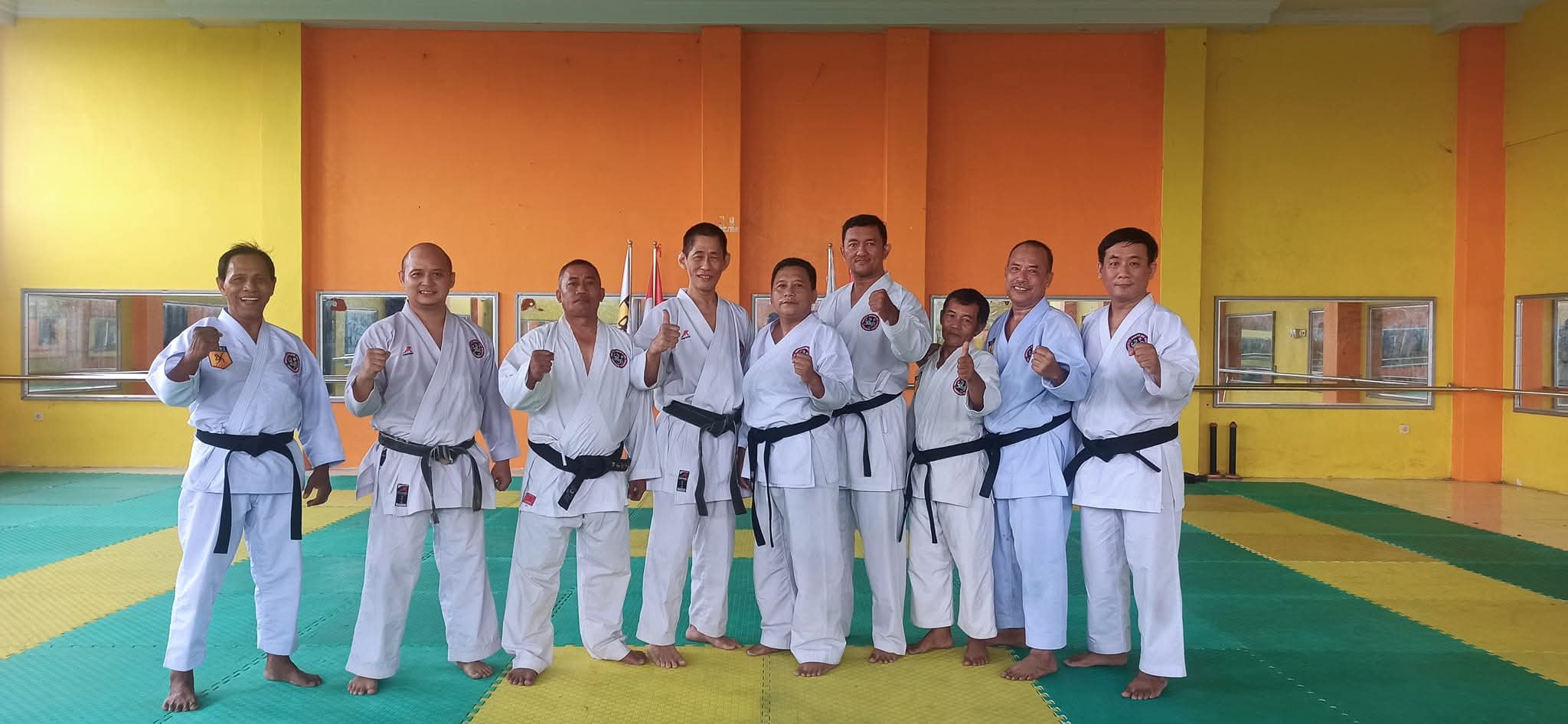 DISIPLIN: Majelis Sabuk Hitam Inkanas Jombang saat latihan di Dojo Mahameru.  &nbsp;
