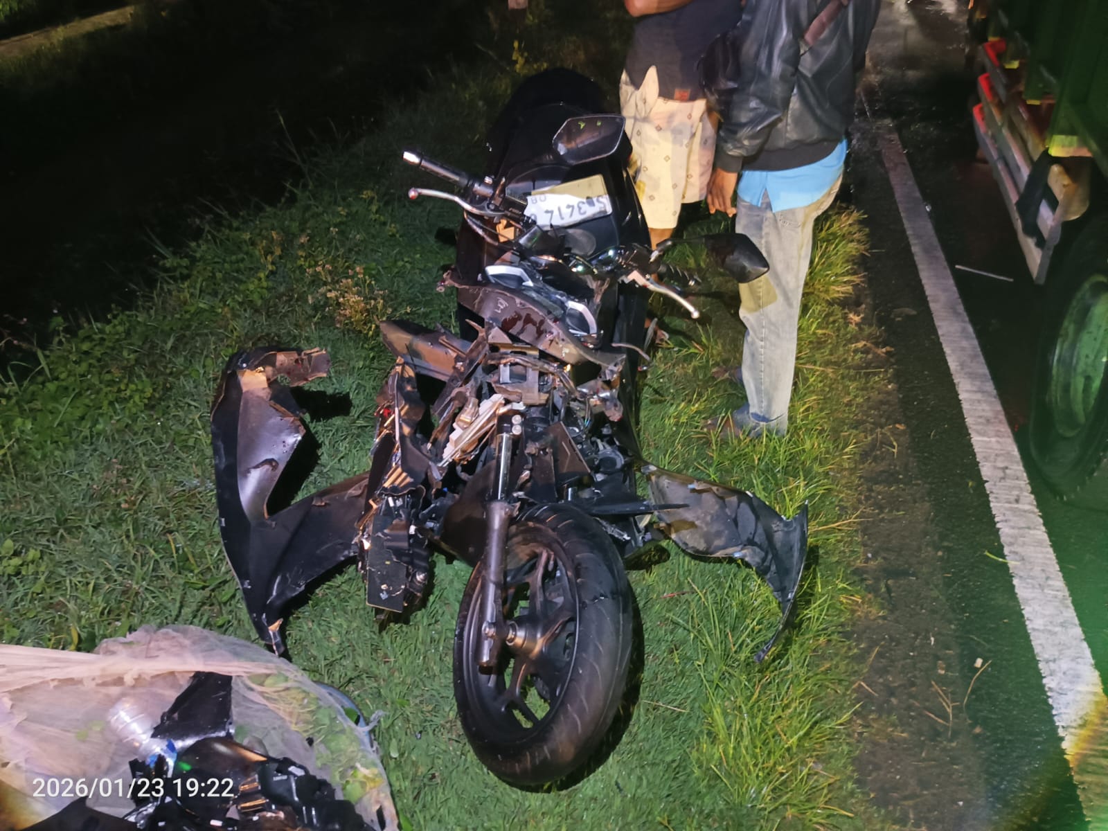 Kecelakaan lalu lintas melibatkan sepeda motor dan truk terjadi di Jalan Raya Desa Jatigedong, Kecamatan Ploso, Kabupaten Jombang, Jumat (23/1) petang.