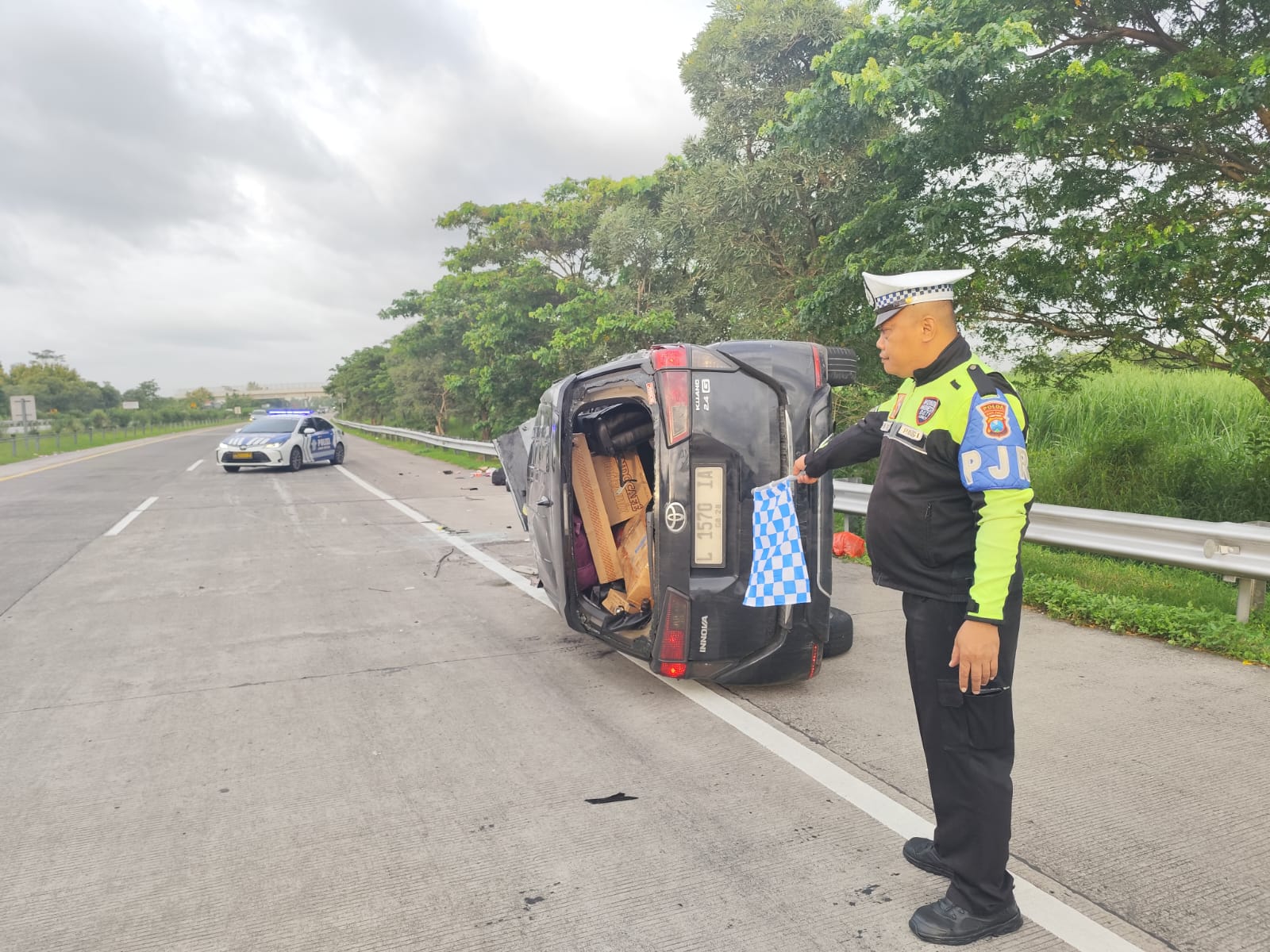 Kecelakaan lalu lintas tunggal terjadi di ruas Tol Jombang&ndash;Mojokerto KM 704+600 jalur A, Sabtu (24/1) pagi. Sebuah mobil Toyota Innova berpenumpang 7 orang asal Madura terguling.