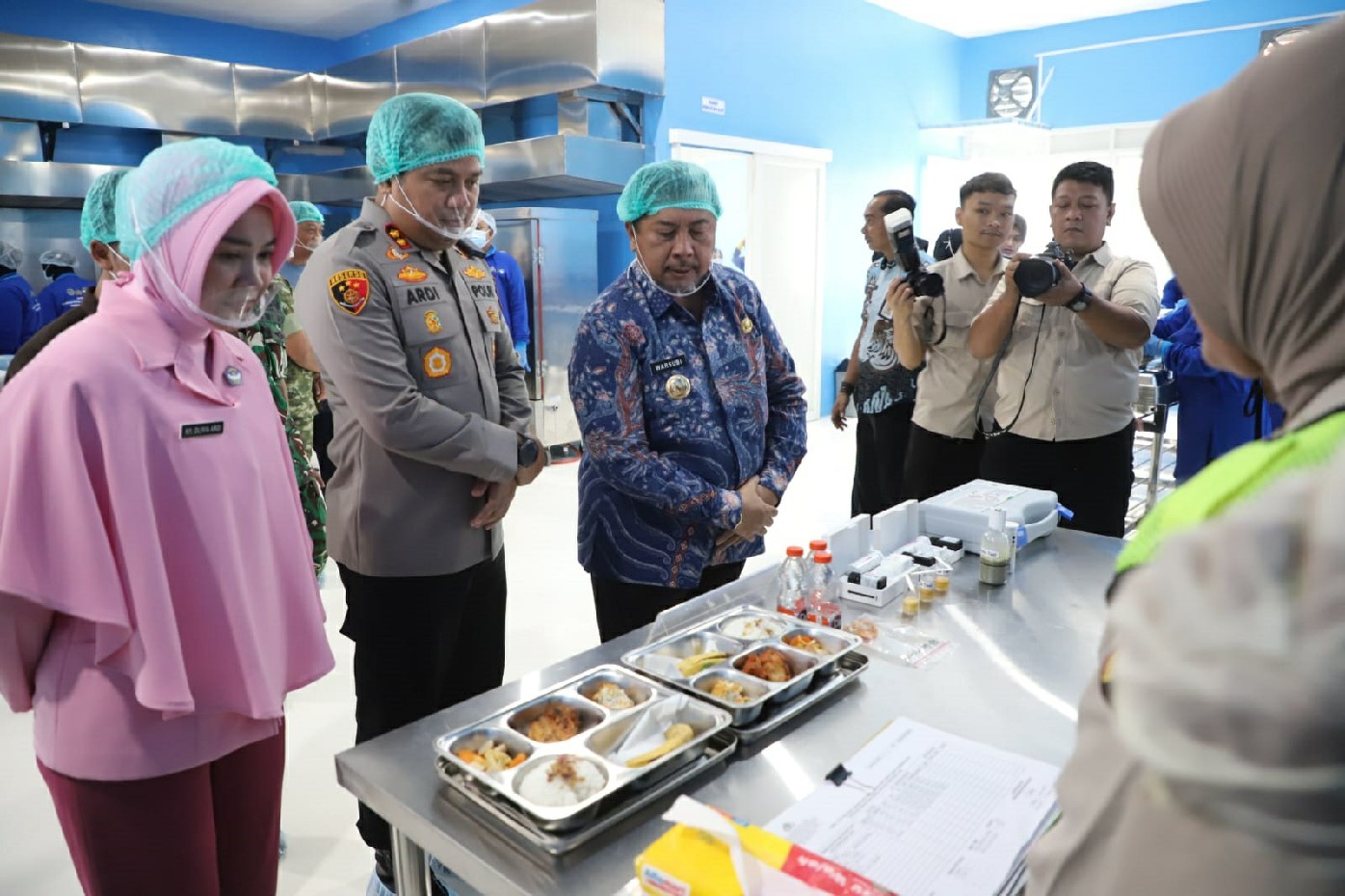 CEK KESIAPAN: Bupati Jombang Warsubi saat memantau SPPG Polres di Kelurahan Jombatan, Kecamatan Jombang, Jumat (23/1) pagi.  &nbsp;