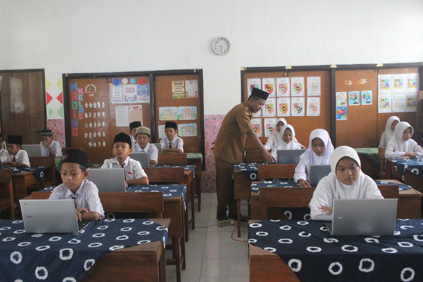 SERIUS: Siswa SDN Kepuhkajang 2 Kecamatan Perak saat mengikuti pembelajaran di lab komputer, (10/11).  &nbsp;