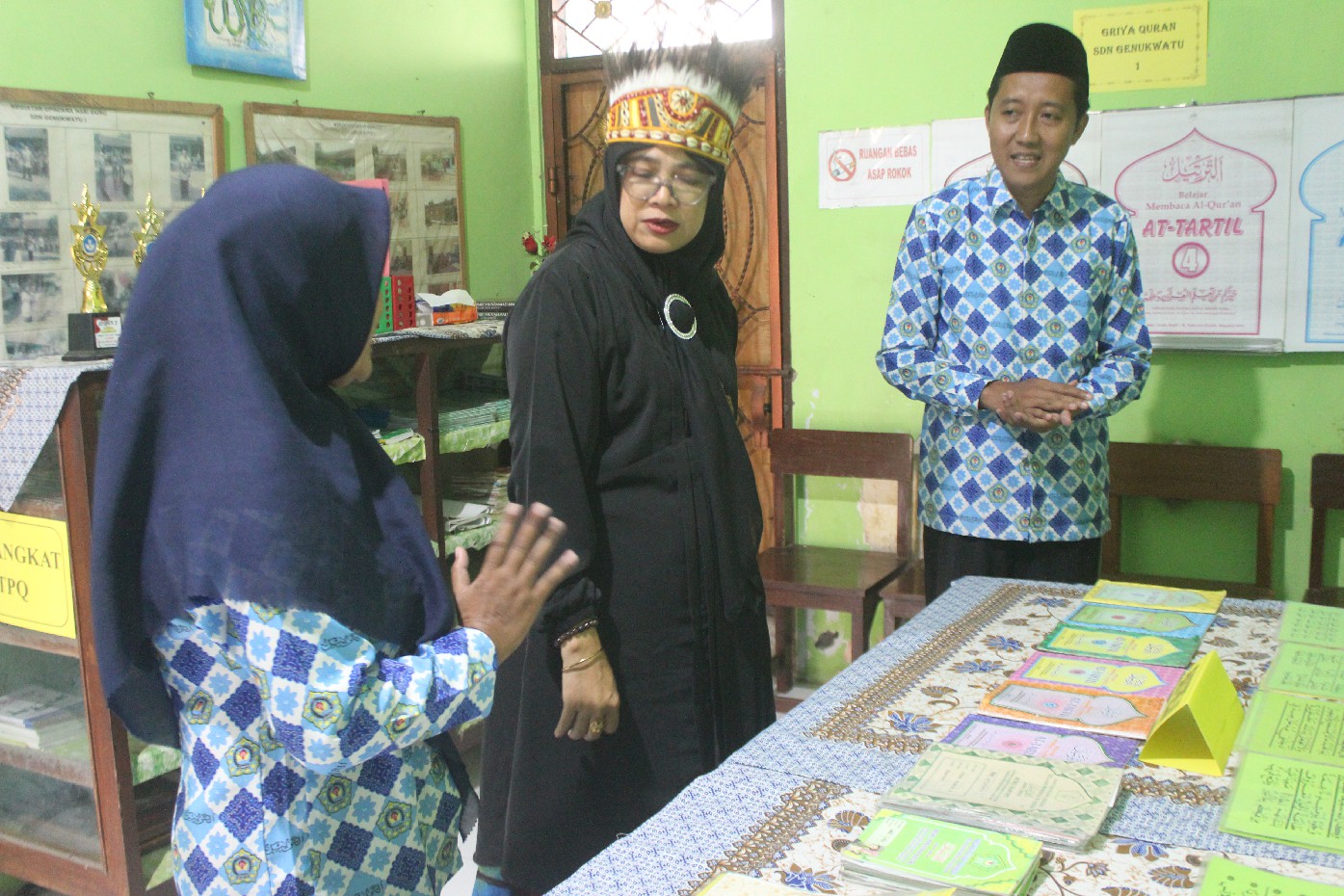 ANTUSIAS: Guru dan pengawas PAI Manokwari Papua Barat meninjau kegiatan pembelajaran Alquran di SDN Genukwatu 1 Kecamatan Ngoro, (23/1).  &nbsp;