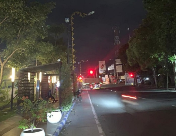 GELAP: Sebagian lampu penerangan jalan umum (PJU) di ruas Jalan KH Wahid Hasyim pusat Kota Jombang padam, Jumat (23/1).