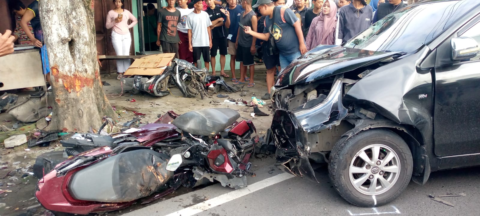 Avanza yang menabrak tujuh kendaraan di Parimono Jombang