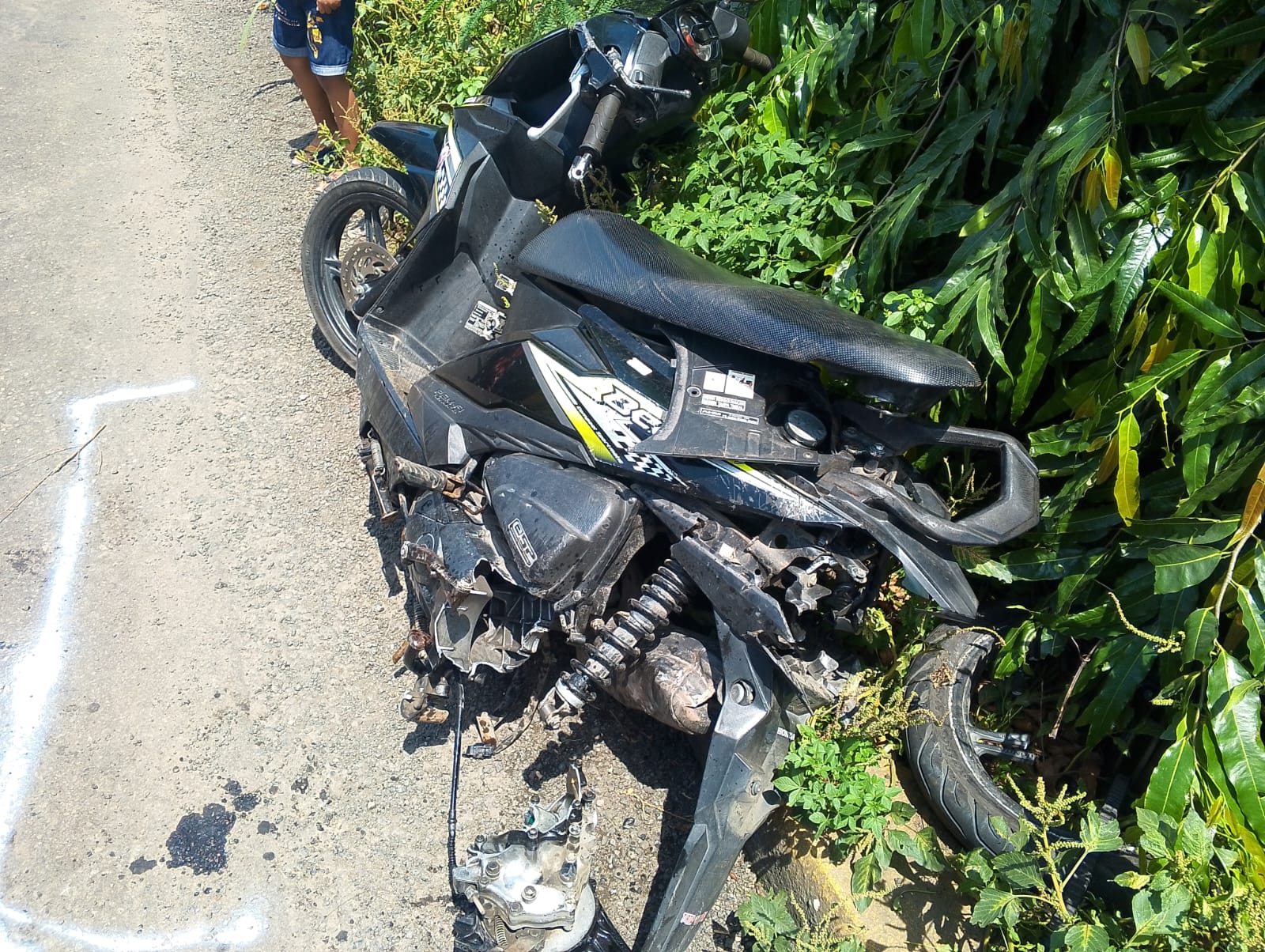 Kondisi motor korban yang ringsek usai dilindas truk di Mojoagung Jombang