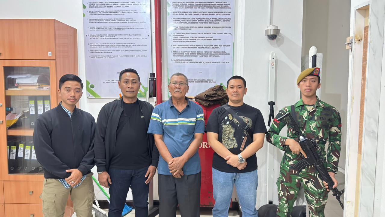 petugas dari Kejari Jombang saat menjemput DP kasus korupsi di rutan salemba