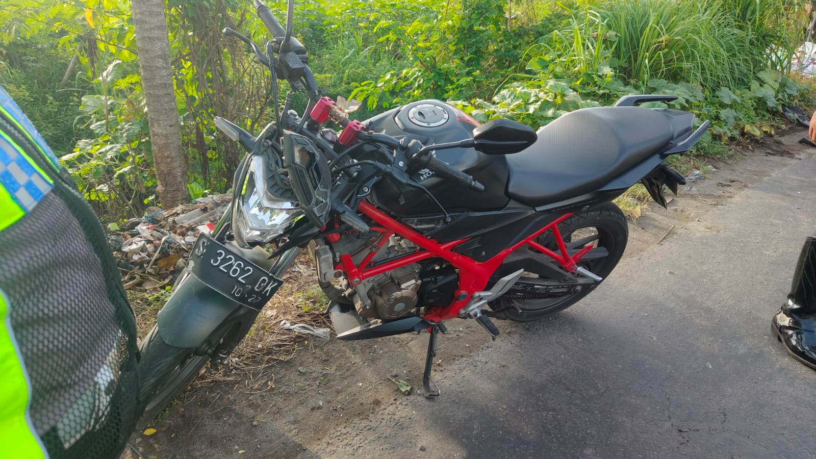 Kecelakaan lalu lintas melibatkan sepeda angin dan sepeda motor Honda CBR terjadi di Jalan Raya Prof Moh Yamin, Dusun Pandanwangi, Kecamatan Diwek, Kabupaten Jombang, Senin (26/1) pagi.