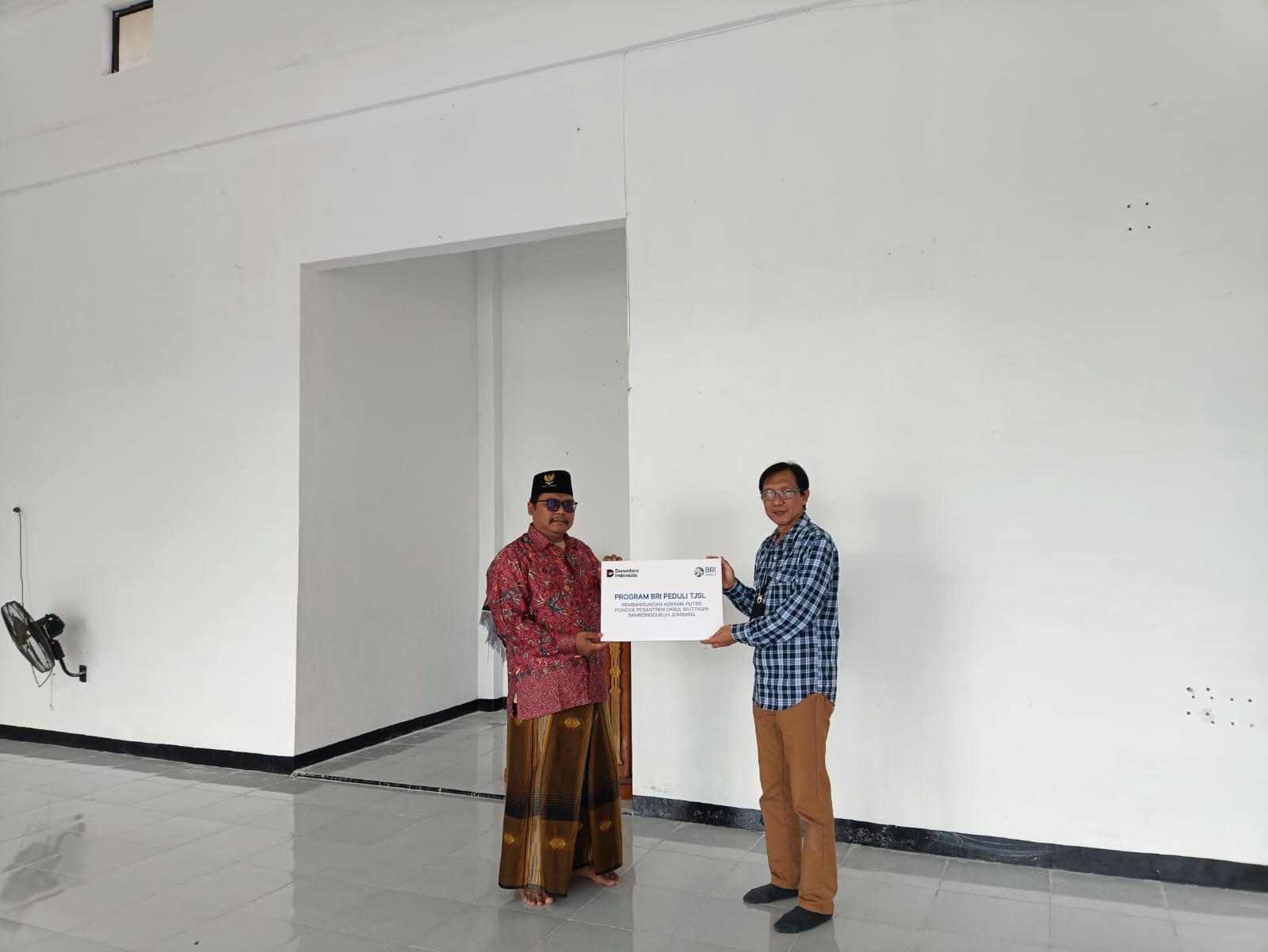 Bendahara Ponpes Darul Muttaqin Jombang, Gus Iqbal Fillah secara simbolis menerima penyerahan program BRI Peduli.