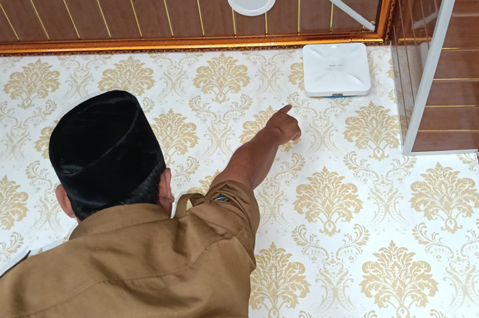 &nbsp;  BERAKHIR: Salah satu router wifi yang belum diambil provider di Kecamatan Jombang.  &nbsp;