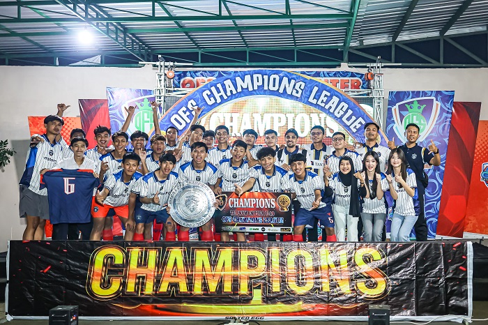 &nbsp;  &nbsp;  KOMPETITIF: Jajaran official dan pemain Hamptons FC Surabaya merayakan predikat juara di turnamen OFS Champions League 2025, Minggu (11/1) malam.  &nbsp;