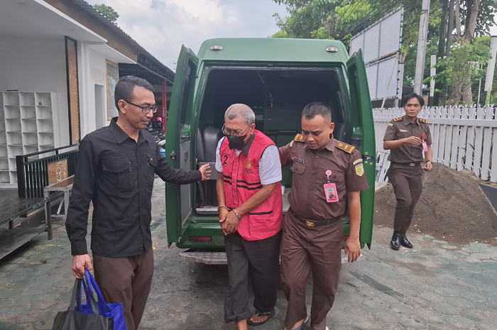 Hariyono, 69, terpidana kasus korupsi dana hibah PSSI Jombang, akhirnya dijebloskan ke Lapas Kelas II-B Jombang.