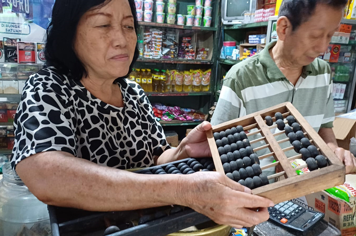 Sempoa yang dipakai pasutri di Jombang ini disebut telah berusia ratusan tahun