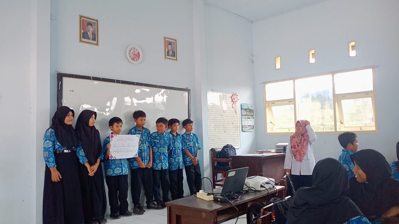 FOTO: Siti Choiria, guru PAI yang mengajar di SMPN 2 Jogoroto saat mengajar dalam kelas. Siri Choiria salah satu guru yang sudah memiliki sertifikat pendidik.