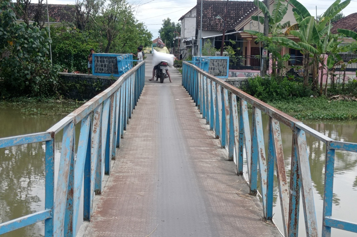 &nbsp;  SEMPIT: Warga melintas di jembatan sementara Desa Kudubanjar, Kecamatan Kudu.  &nbsp;