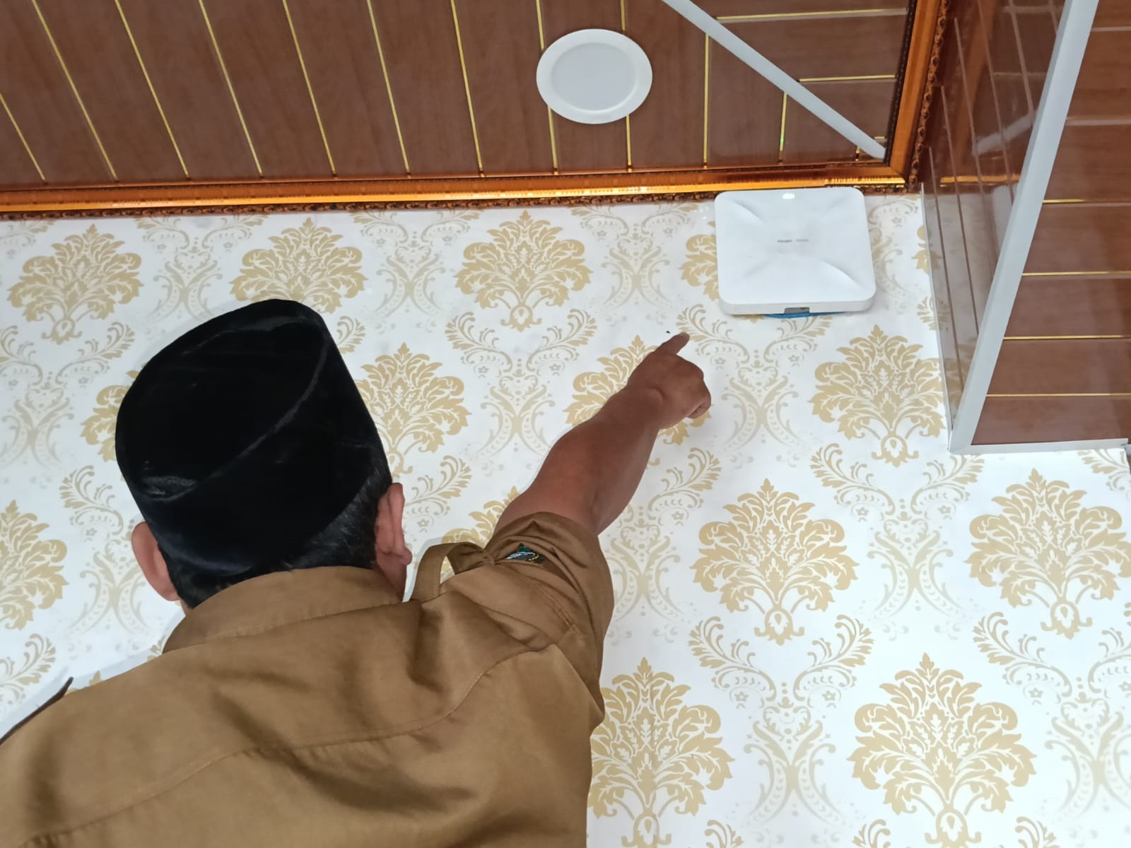 &nbsp;  TETAP DILANJUT: Perangkat desa Kepatihan Kecamatan Jombang menunjukkan router Wifi Rakyat.