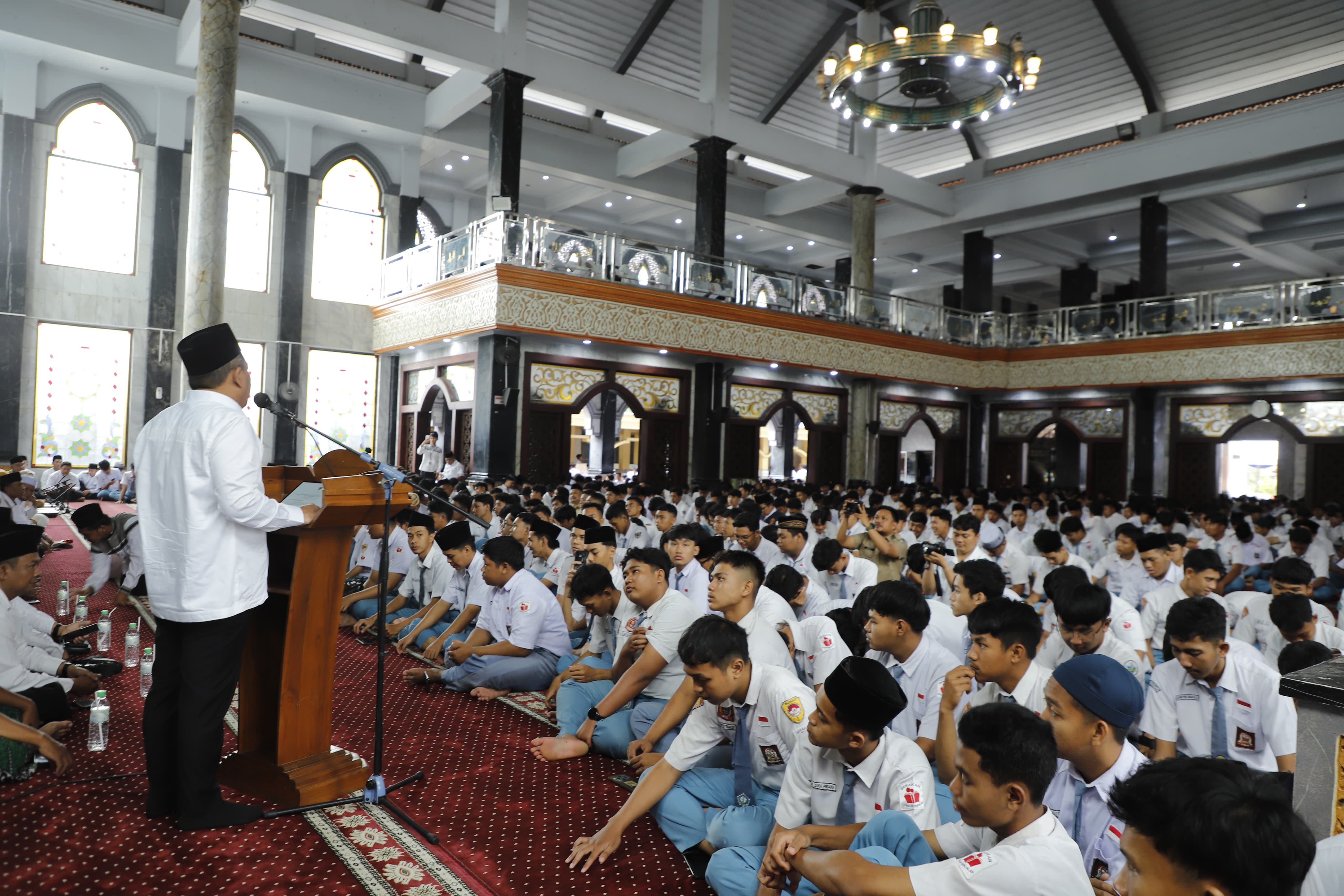 Ribuan siswa kelas 12 SMA Negeri memenuhi Masjid Agung Baitul Mukminin Jombang, Selasa (27/1) pagi