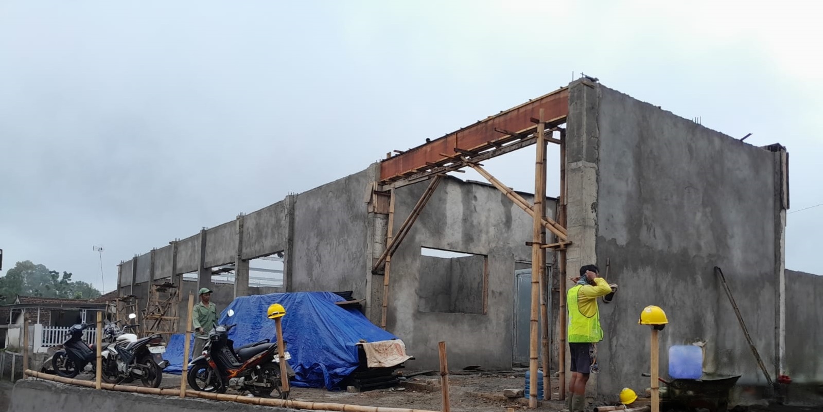 &nbsp;  PROSES PEMBANGUNAN: Gerai KDMP di Desa Galengdowo Kecamatan Wonosalam dikebut, kemarin (28/1).  &nbsp;