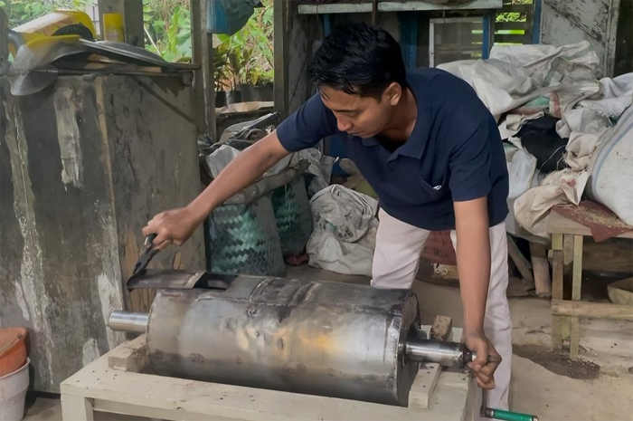 TETAP EKSIS : Dian Nur Wahid warga Dusun Banyon, Carangwulung, Wonosalam, Jombang saat mengolah kopi nya kemarin (21/1).  &nbsp;