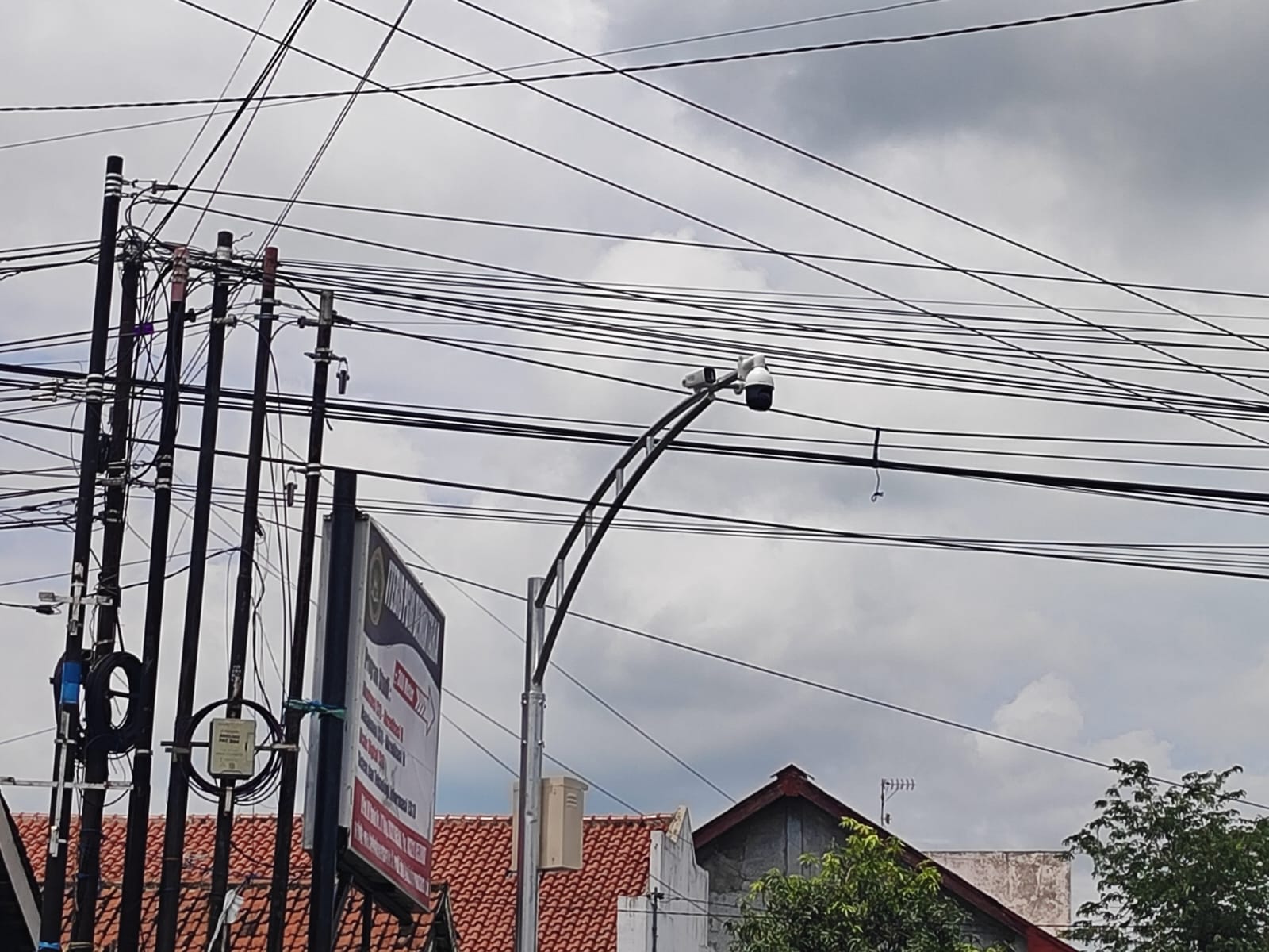 foto di tgl 26  &nbsp;  BARU: CCTV terpasang di simpang empat Dusun Mojosongo, Desa Balongbesuk, Kecamatan Diwek, (21/1).  &nbsp;