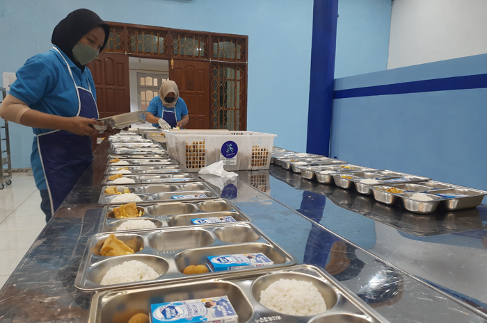 RAJIN: Karyawan SPPG Kepatihan menyiapkan menu MBG, (3/9).  &nbsp;