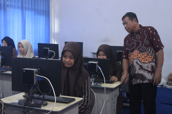 FOKUS: Siswa kelas 12 SMAN Mojoagung saat mengikuti kegiatan di lab komputer, (30/10)  &nbsp;